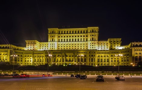 Centru de vaccinare tip drive-through în parcarea din Piaţa Constituţiei