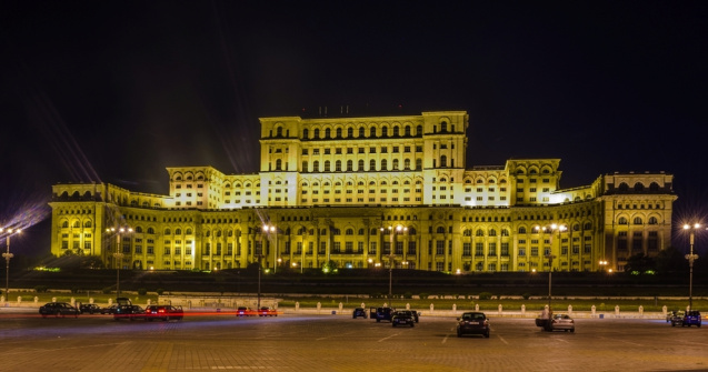 Centru de vaccinare tip drive-through în parcarea din Piaţa Constituţiei