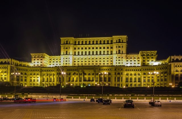 Centru de vaccinare tip drive-through în parcarea din Piaţa Constituţiei