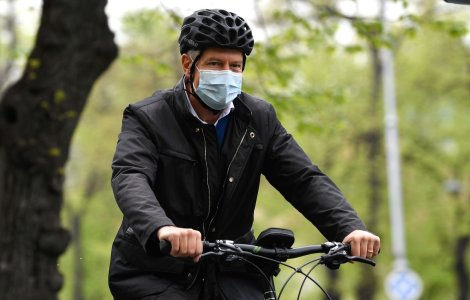 Klaus Iohannis cu bicicleta în drum spre Cotroceni în Vinerea Verde