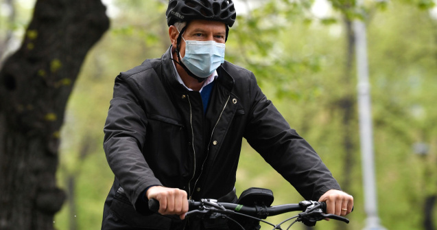 Klaus Iohannis cu bicicleta în drum spre Cotroceni în Vinerea Verde