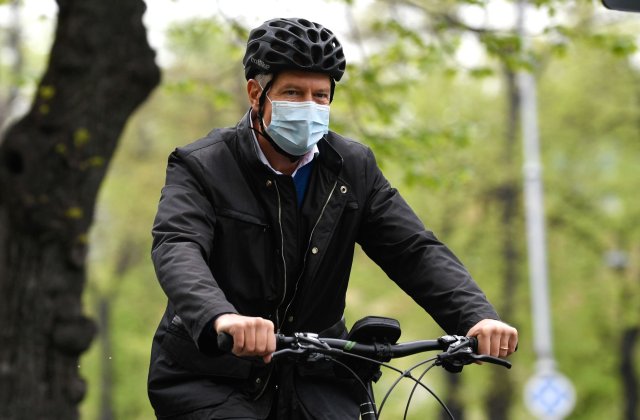Klaus Iohannis cu bicicleta &icirc;n drum spre Cotroceni &icirc;n Vinerea Verde