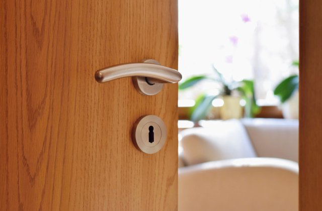 De ce nu ar trebui să lăsăm ușa de la dormitor deschisă noaptea