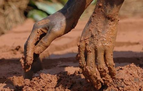 Nu poate trai daca nu mananca pamant!