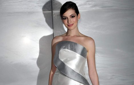 Anne Hathaway ar dori sa poata saruta precum Angelina Jolie