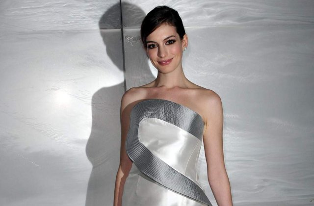 Anne Hathaway ar dori sa poata saruta precum Angelina Jolie