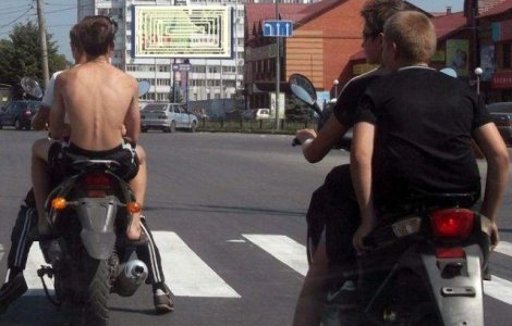 Noul Cod Rutier: Pasagerii bauti, interzisi, de joi, pe mopede si motociclete