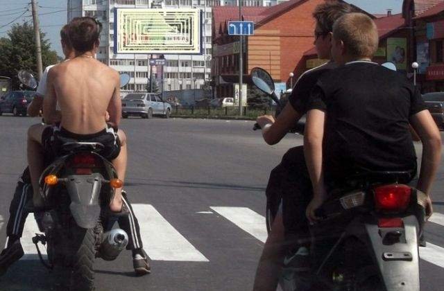 Noul Cod Rutier: Pasagerii bauti, interzisi, de joi, pe mopede si motociclete