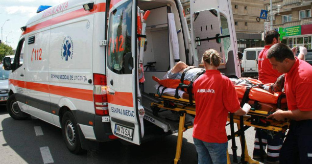 O ambulanta s-a rasturnat in Capitala: Trei raniti