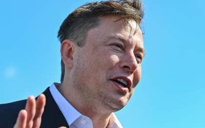 Elon Musk îl ironizează pe...