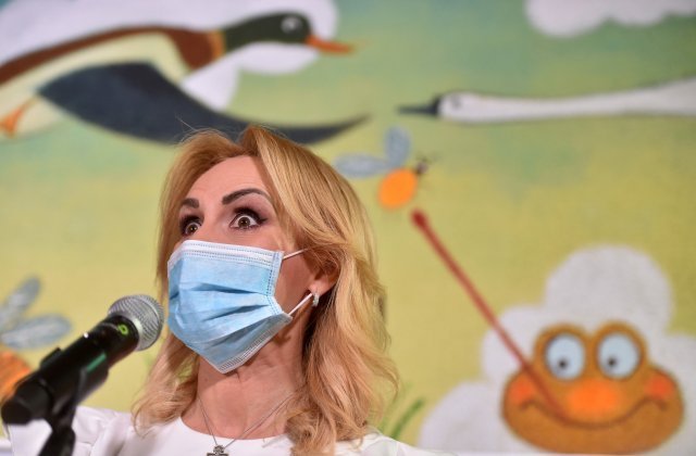 Gabriela Firea &icirc;l atacă dur pe Iohannis: &bdquo;Testarea pe stadion era periculoasă, vaccinarea pe stradă e cool&rdquo;