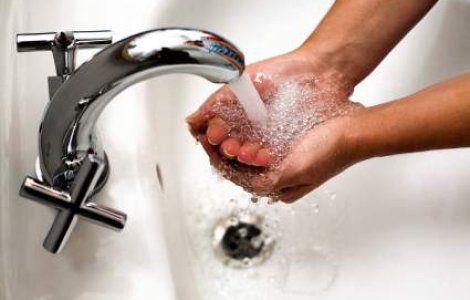 Un militar american si-a supus fetita de 4 ani la tehnici de simulare a inecului