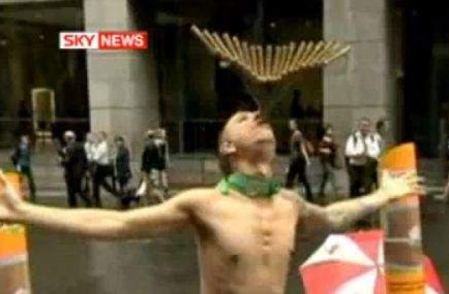 [VIDEO]  A inghitit 18 sabii de 72 cm