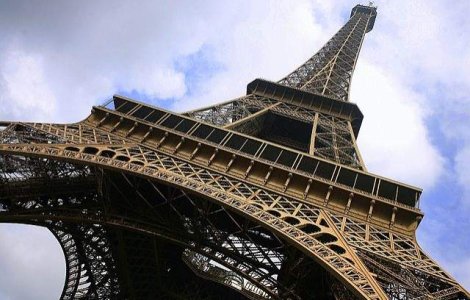 Amenintare falsa cu bomba la Turnul Eiffel