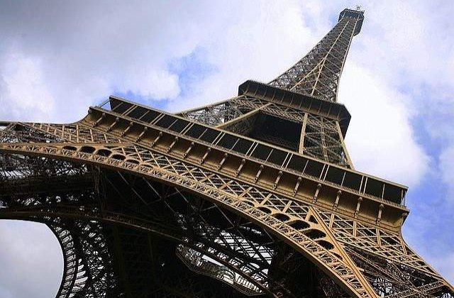 Amenintare falsa cu bomba la Turnul Eiffel: Turistii au fost evacuati