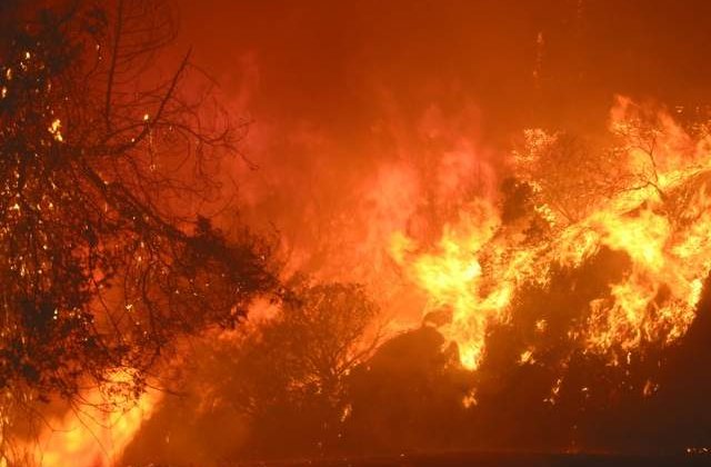 Sase raniti si 1.800 de persoane evacuate din cauza unui incendiu in California