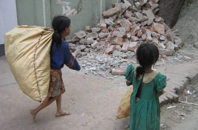 Belgia este disperata: Mafia romaneasca "inchiriaza" mii de copii pentru cersit