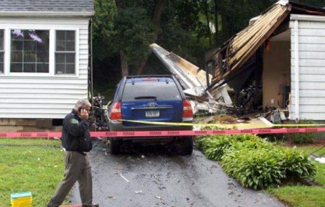 SUA: Un avion s-a prabusit pe doua case. Trei persoane sunt disparute