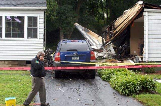 SUA: Un avion s-a prabusit pe doua case. Trei persoane sunt disparute