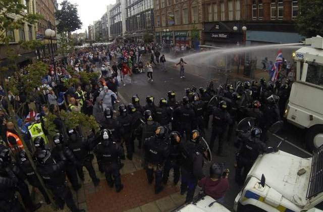 Zeci de politisti au fost raniti la Belfast, in urma unor violente