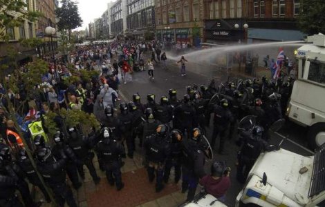 Zeci de politisti au fost raniti la Belfast, in urma unor violente