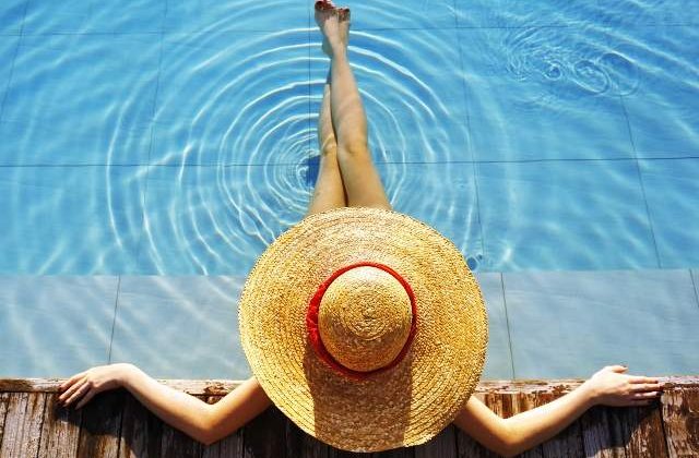 Femeile poarta doar o treime din hainele pe care le iau in concediu