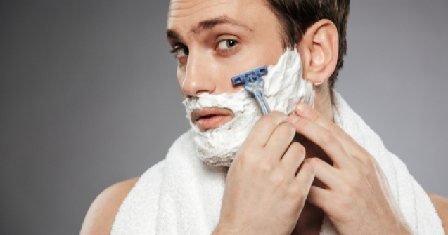  Top  Bărbierit simplu și delicat: 3 sfaturi pentru persoanele cu pielea sensibilă
