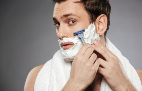  Top  Bărbierit simplu și delicat: 3 sfaturi pentru persoanele cu pielea sensibilă
