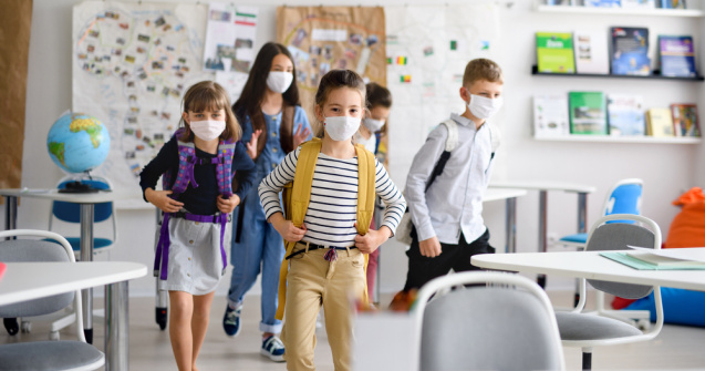 Începând cu data de 5 mai, elevii și preșcolarii vor reveni pe băncile școlii