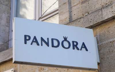 Pandora renunță la diamantele...