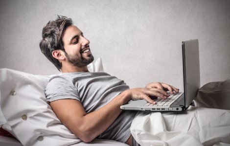  Top  Motive pentru care lucratul din pat ne face mai mult rău decât bine