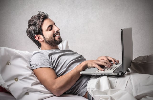 Motive pentru care lucratul din pat ne face mai mult rău decât bine