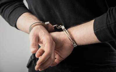 Șase români au fost arestați...