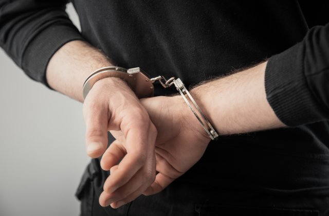 Șase români au fost arestați după ce au jefuit un templu budist din SUA