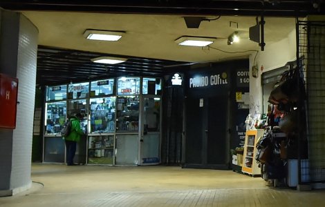 VIDEO Magazinele de la metrou, demolate cu scandal în miez de noapte