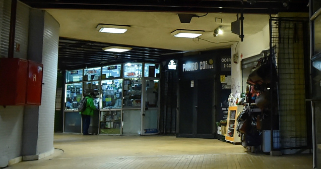 VIDEO Magazinele de la metrou, demolate cu scandal în miez de noapte