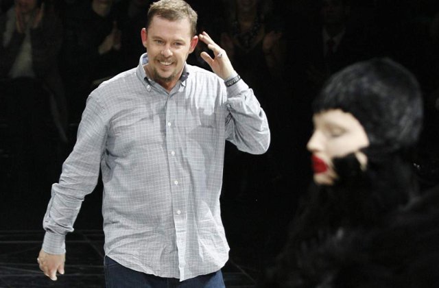 Designerul britanic Alexander McQueen s-a sinucis