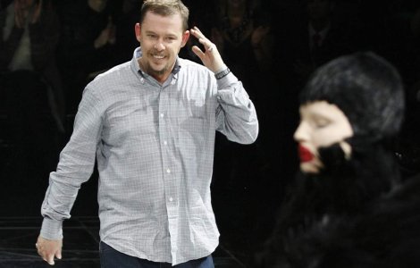 Designerul britanic Alexander McQueen s-a sinucis