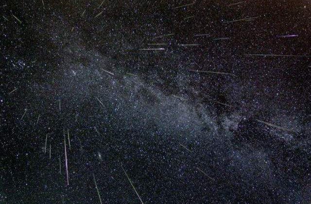 Luni seara poate fi observat maximul curentului de meteori Perseide