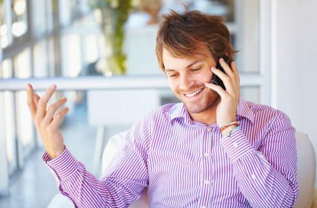 Peste 60% din romani isi folosesc telefoanele personale in interes de serviciu