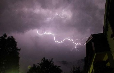  Video  Un tren de pasageri din Tokyo a fost lovit de fulger