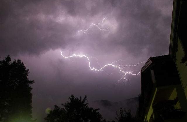[VIDEO] Un tren de pasageri din Tokyo a fost lovit de fulger