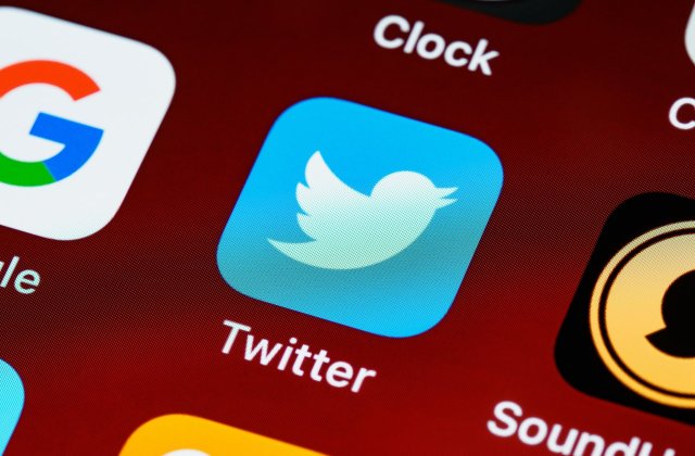 Twitter a suspendat c&acirc;teva conturi care publicau informații ale lui Donald Trump