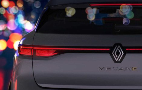 Primele imagini cu viitorul Renault Megane Electric: stopuri unite cu o bandă LED, ecran uriaș la interior