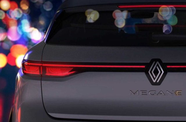 Primele imagini cu viitorul Renault Megane Electric: stopuri unite cu o bandă LED, ecran uriaș la interior