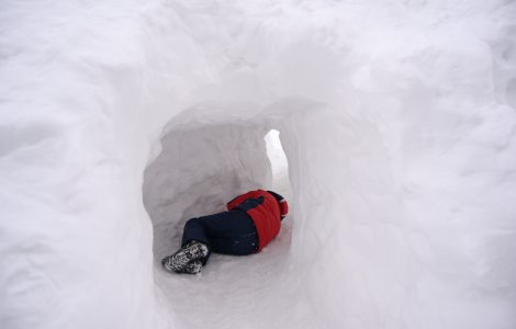 Un tânăr rătăcit în munți și-a construit o vizuină pentru a se adăposti noaptea