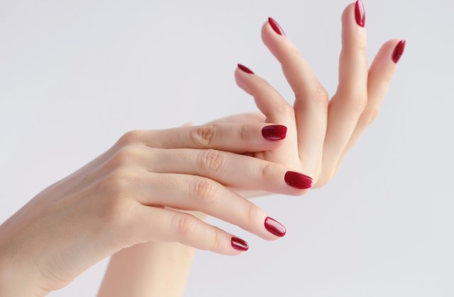 Mâini delicate: 3 sfaturi pentru a-ți proteja mâinile de detergenții chimici