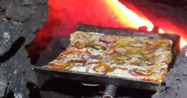 VIDEO Un bărbat gătește pizza pentru turiști pe lava unui vulcan