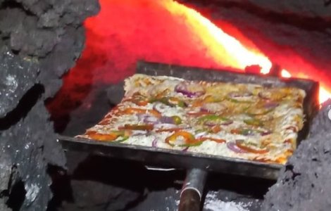 VIDEO Un bărbat gătește pizza pentru turiști pe lava unui vulcan