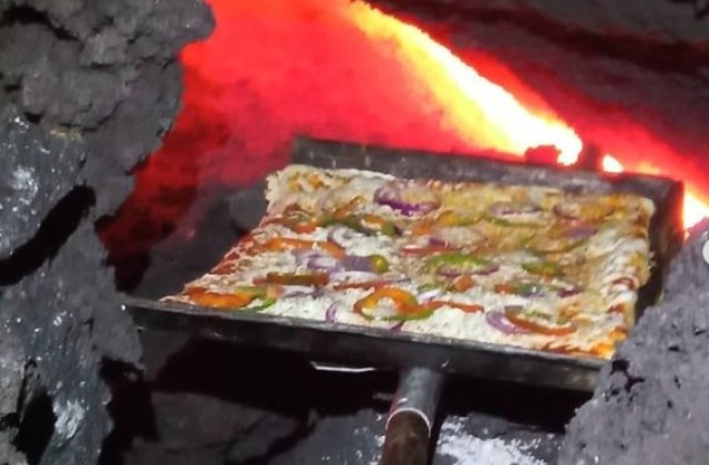 VIDEO Un bărbat gătește pizza pentru turiști pe lava unui vulcan